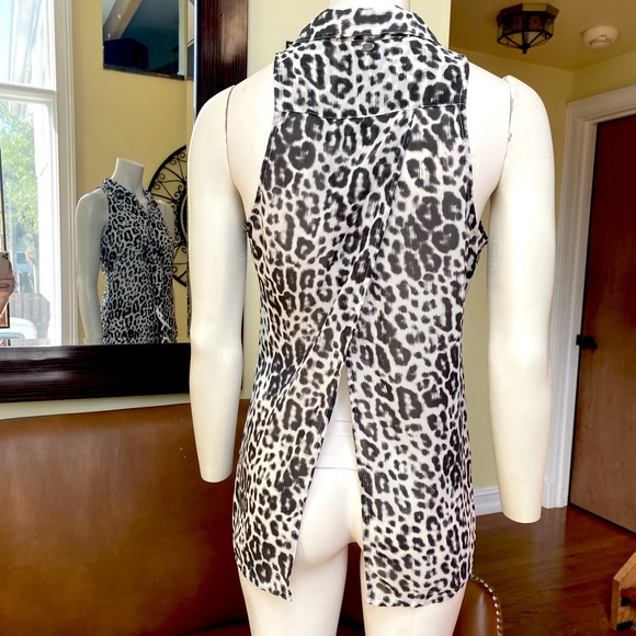 Guess🖤🤍 Sheer Cheetah print top XS. Collared sleeveless button down. Slit back - Picture 4 of 6